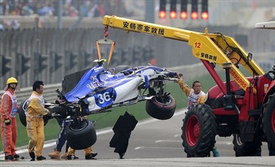 Cina nefasta per Giovinazzi - Monoposto di Giovinazzi rimossa dopo l'incidente