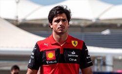 Sainz shock: «Perez? No comment, ma negli anni ho visto...». Poi scherza: «Nomi senza microfono» - Clamoroso Sainz: «Non so Perez, ma negli anni ho visto...». Poi scherza: «Nomi? Senza microfono»