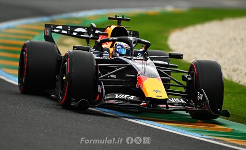 Colpo di scena a Melbourne, Verstappen nel muro in qualifica: il video