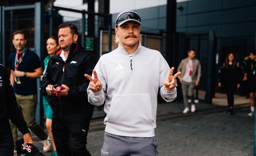 Compleanno speciale per Bottas, il regalo? Un sedile in Cadillac