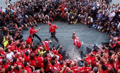 Controlli alla vettura di Hamilton, festeggiamenti posticipati in Ferrari