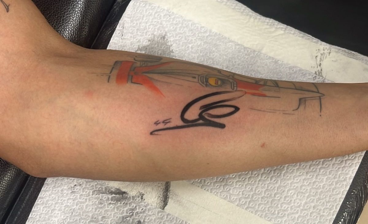 Cosa faresti per il tuo idolo? L’autografo di Hamilton diventa un tatuaggio