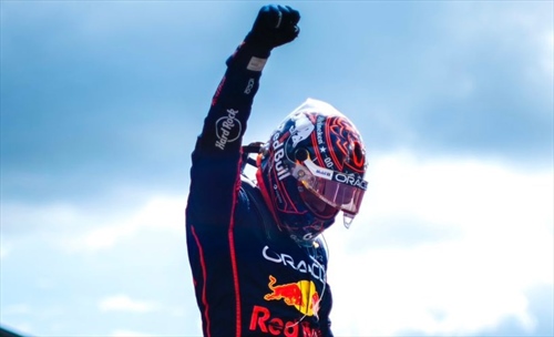Da «super» a professore: Max (e la Red Bull) porta a scuola i papaya boys