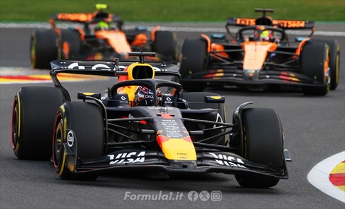 Da «super» a «professore»: Max (e la Red Bull) porta a scuola i papaya boys - Da «super» a professore: Max (e la Red Bull) porta a scuola i papaya boys