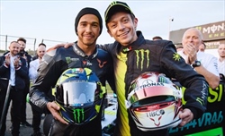 Dall'Inghilterra - Hamilton come Valentino Rossi: vuole un team in MotoGP