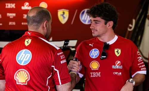 Delusione in Ferrari per i recenti risultati, ma Vasseur tuona: «La squadra è unita»