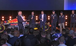 Stefano Domenicali chiamato sul palco della presentazione della Red Bull, ma lui non c’è - Domenicali non si presenta sul palco della presentazione della Red Bull