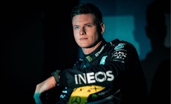 Ecclestone su Mick Schumacher: «Con Michael al fianco sarebbe in un buon team». Poi punge la Ferrari - Ecclestone su Mick Schumacher: «Con Michael al fianco sarebbe in un buon team». Poi punge la Ferrari