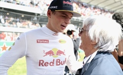 Ecclestone su Verstappen: «Max non gioca. È lì per vincere e niente può impedirgli di farlo» - Ecclestone su Verstappen: «Max non gioca. È lì per vincere e niente può impedirgli di farlo»