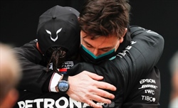 Ecco perché Hamilton non lascerà mai la Mercedes: “Insieme non abbiamo limiti” - Ecco perché Hamilton non lascerà mai la Mercedes “insieme non abbiamo limiti”