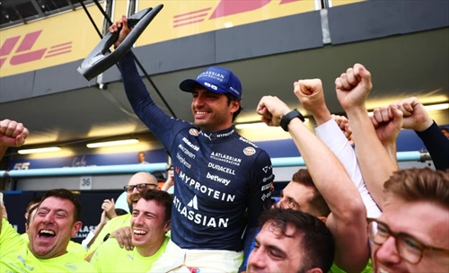 Ecco perchè quello di Baku è il podio più bello di Carlos Sainz