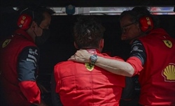 Elkann sottolinea il gesto da applausi di Leclerc. Poi lo incoraggia: «Torneremo più forti» - Elkann