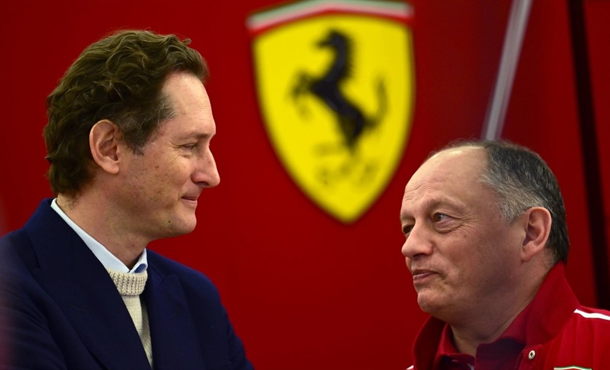 Elkann celebra Hamilton: «Una vittoria emozionante per tutta la famiglia Ferrari»
