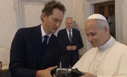 Elkann incontra Papa Leone. In regalo il volante di Leclerc