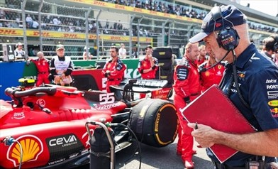 Elkann sta provando a convincere Newey, ma la F1 non è il calcio. L'opinione di Turrini