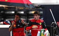 Ennesimo errore della Ferrari. Leclerc decimo e infuriato con il muretto - Ennesimo errore della Ferrari. Leclerc decimo e infuriato con il muretto