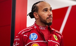 Entusiasmo mediatico per Hamilton in Ferrari, la reazione di Lewis: «Travolgente»