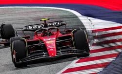 Era giusto che Leclerc cedesse la posizione a Sainz? La risposta del team di Sky - Era giusto che Leclerc cedesse la posizione a Sainz? La risposta del team di Sky