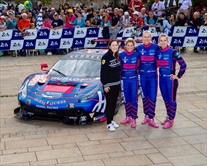 ESCLUSIVA - Manuela Gostner: dalla Ferrari a Le Mans. Mamma e pilota, un esempio per tutti - ESCLUSIVA - Manuela Gostner: dalla Ferrari a Le Mans. Mamma e pilota, esempio per tutti