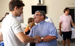 Un aiuto 'divino' per la Ferrari: a tu per tu con Don Patrizio, fan n.1 di Leclerc - ESCLUSIVA - Un aiuto 'divino' per la Ferrari: ecco Don Patrizio, fan n.1 di Leclerc