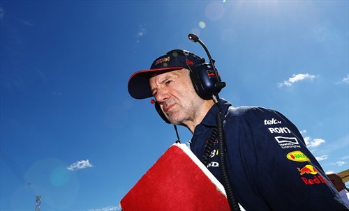 F1, Adrian Newey mette il casco e scende in pista con una Ferrari: i dettagli 