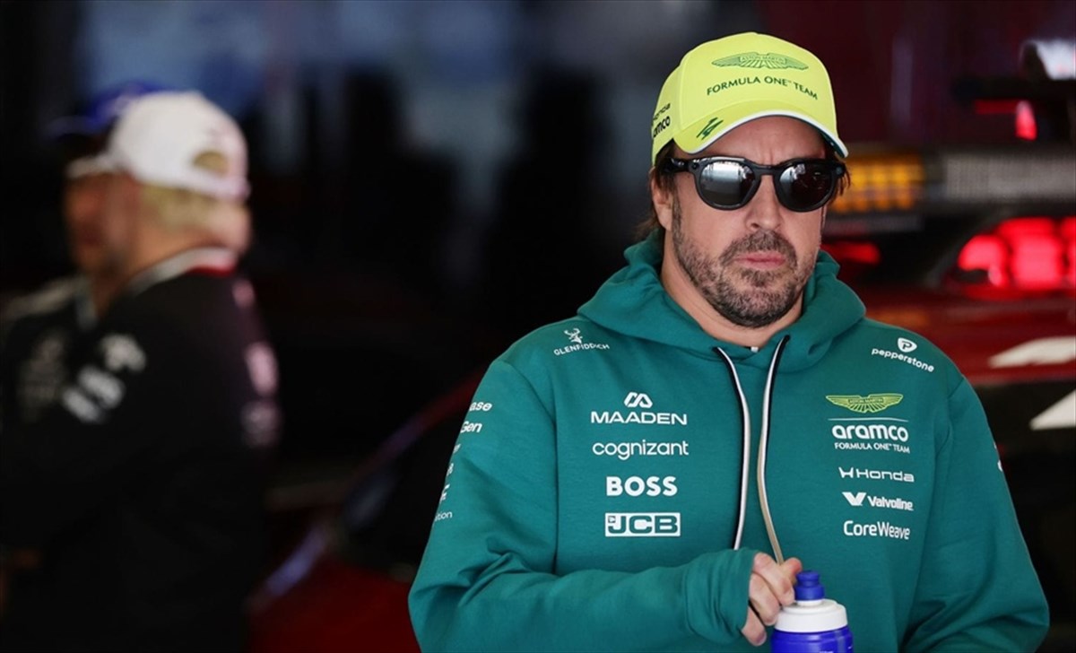 F1, Alonso show mentre l'Aston affonda: il gesto sarcastico durante il GP di Cina