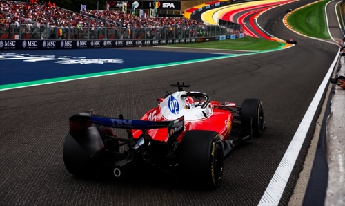 Ferarri solida a Spa. Vasseur: «Penalità severa per Hamilton.»