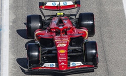 Ferrari, a Silverstone in cerca di risposte: vetture diverse per Leclerc e Sainz
