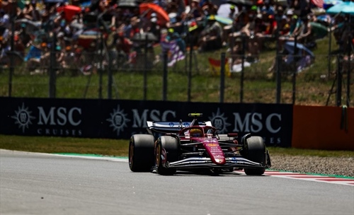 Ferrari ai poli opposti: Hamilton mostra segnali di risveglio, Leclerc pensa alla gara