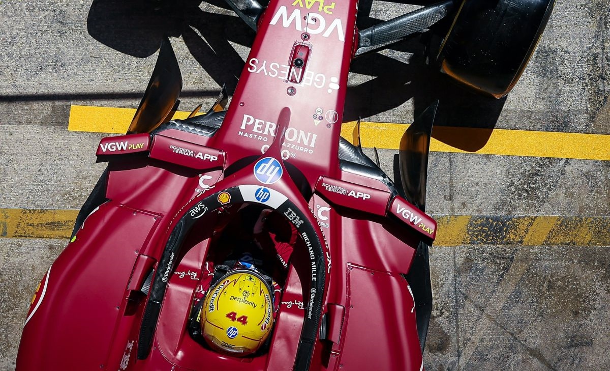 Ferrari ai poli opposti: Hamilton mostra segnali di risveglio, Leclerc pensa alla gara