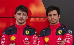 Ferrari, animi opposti. Leclerc: «Sempre più a mio agio», Sainz: «Venerdì più complicato del previsto» - Ferrari, animi opposti. Leclerc: «Sempre più a mio agio», Sainz: «Venerdì più complicato del previsto»