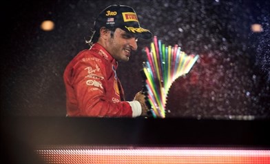 Ferrari, c'è un team radio che «scagiona» Sainz. Gestione errata da parte del team?