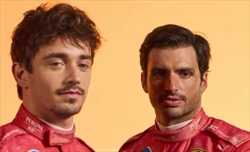 Ferrari «cambia look» per Las Vegas: ecco nuove tute e merchandising - Ferrari «cambia look» per Las Vegas: ecco nuove tute e merchandising