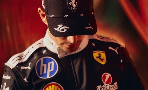 Ferrari, cambio di look per Leclerc: svelata la tuta «notturna» per Singapore