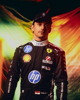 Ferrari, cambio di look per Leclerc: svelata la tuta «notturna» per Singapore - Ferrari, cambio di look per Leclerc: svelata la tuta «notturna» per Singapore