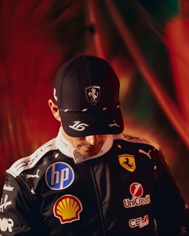 Ferrari, cambio di look per Leclerc: svelata la tuta «notturna» per Singapore - Ferrari, cambio di look per Leclerc: svelata la tuta «notturna» per Singapore