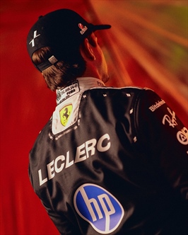 Ferrari, cambio di look per Leclerc: svelata la tuta «notturna» per Singapore - Ferrari, cambio di look per Leclerc: svelata la tuta «notturna» per Singapore