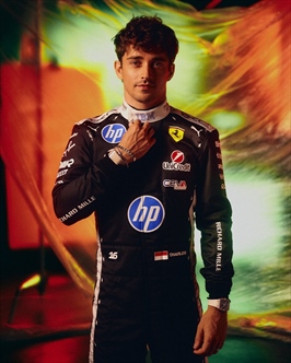 Ferrari, cambio di look per Leclerc: svelata la tuta «notturna» per Singapore - Ferrari, cambio di look per Leclerc: svelata la tuta «notturna» per Singapore