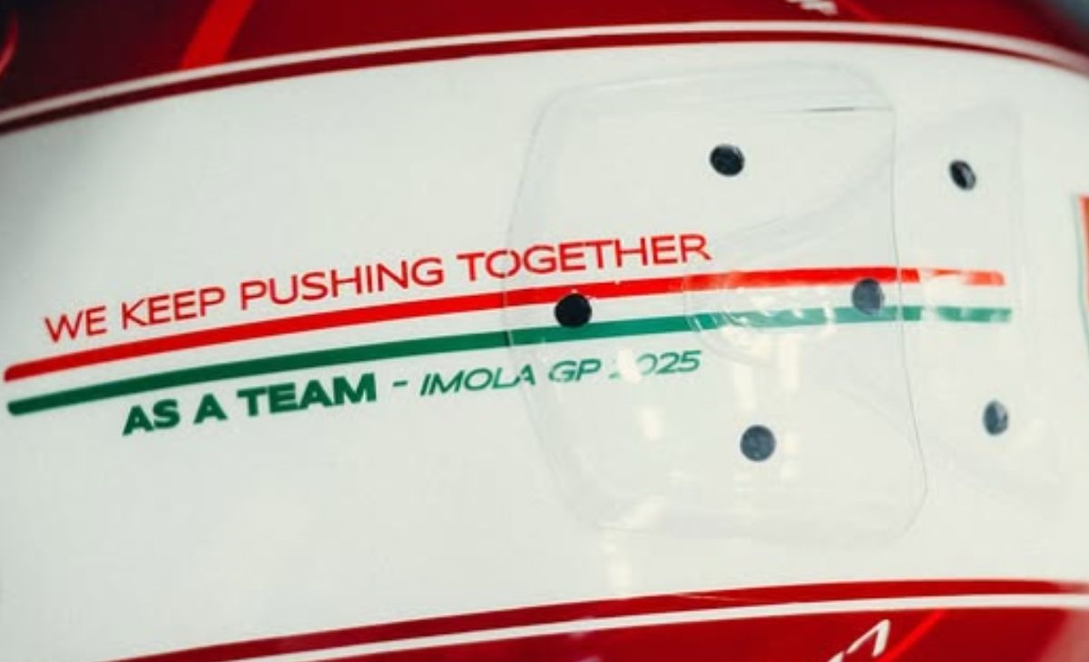 Ferrari, casco speciale per Leclerc ad Imola: «Continuiamo a spingere insieme» Ferrari, casco speciale per Leclerc ad Imola: «Continuiamo a spingere insieme»