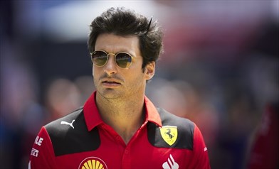 Ferrari, CdS: «Sainz pronto al rinnovo ma Elkann vuole una sola punta». Accordo a rischio?