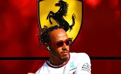 Hamilton-Ferrari, Chinchero svela il momento della firma. Leclerc lo sapeva - Ferrari, Chinchero svela quando Hamilton ha firmato. Leclerc lo sapeva