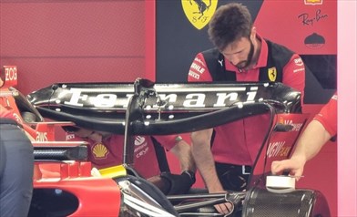 Ferrari d'attacco: a Jeddah torna l'ala posteriore con mono pilone. Novità anche all'anteriore - Ferrari d'attacco: a Jeddah torna l'ala posteriore mono pilone. Novità anche all'anteriore