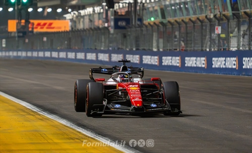 Ferrari fuori controllo a Singapore, Leclerc via radio chiede spiegazioni 