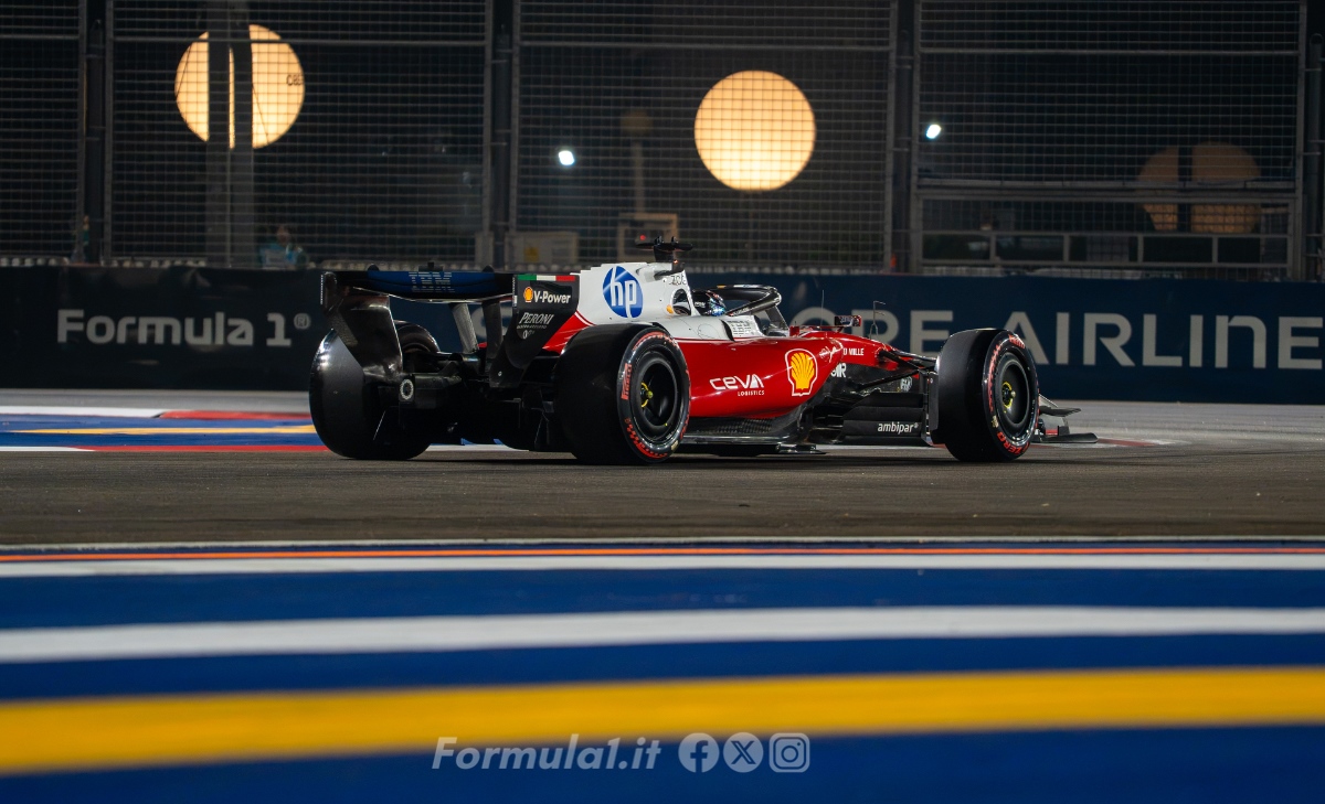 Ferrari fuori controllo a Singapore, Leclerc via radio chiede spiegazioni