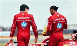 Ferrari, Hamilton avvisa Leclerc: «La sfida in pista sarà incredibile»