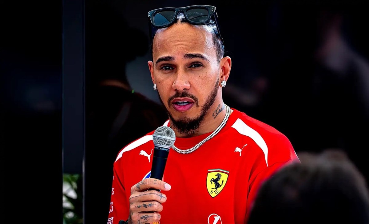Ferrari, Hamilton durissimo: «Serve una laurea per guidare le monoposto 2026»
