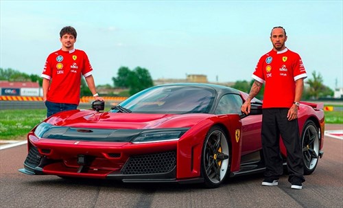 Ferrari: Hamilton e Leclerc show con una supercar da 3 milioni di euro. Cosa hanno fatto