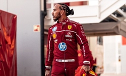 Ferrari, Hamilton Mania: dopo solo un giro il merchandise del britannico è già sold out
