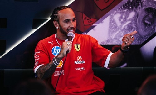 Ferrari, Hamilton polemico sui social: like ad un post «contro» la Ferrari. Poi il dietrofront 