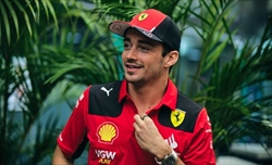 Ferrari: Leclerc rinnova? Un tweet a sorpresa fa ben sperare i tifosi - Ferrari in trattativa con Leclerc per il rinnovo, i dettagli